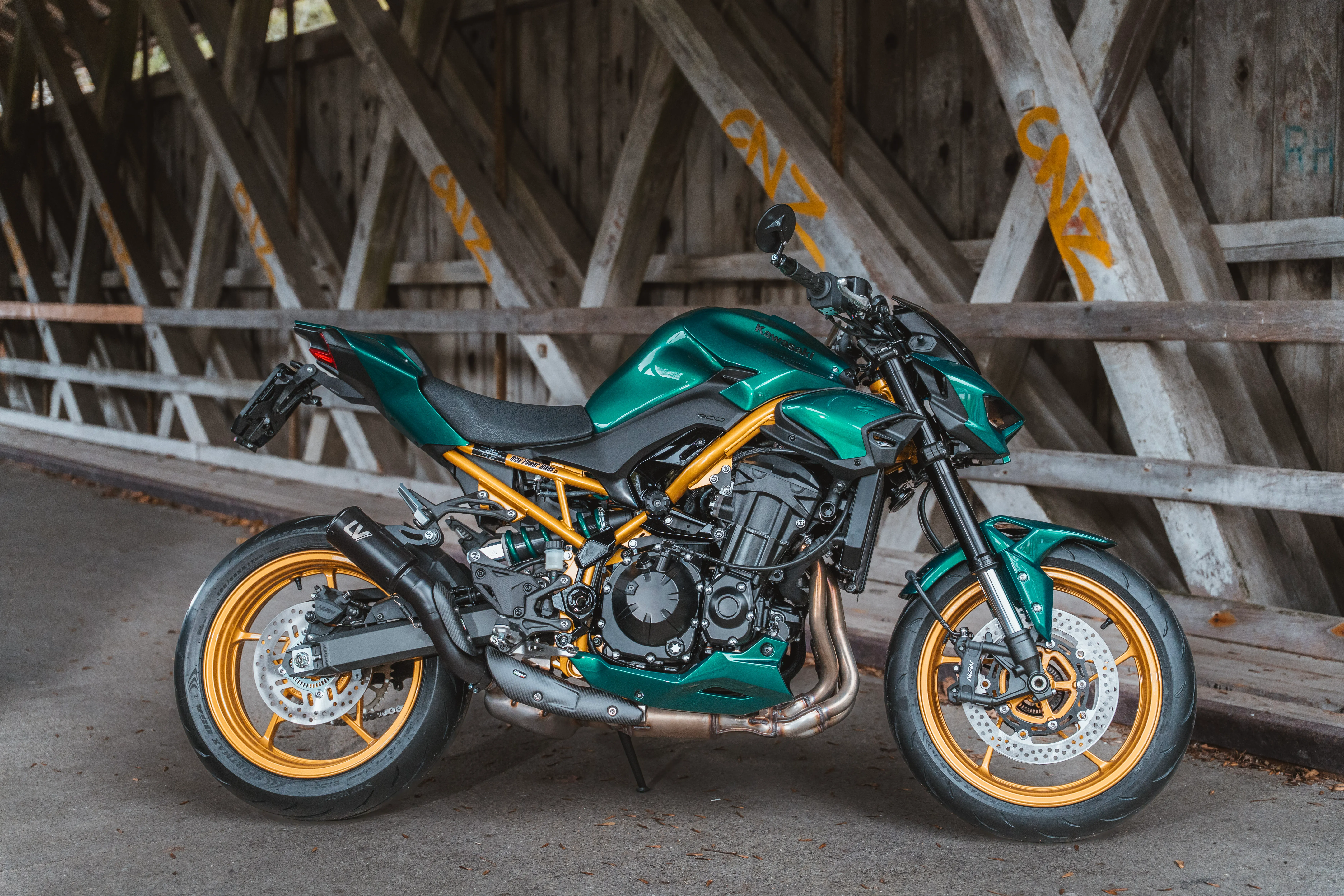 Z900 / MY26 Golden-Green
